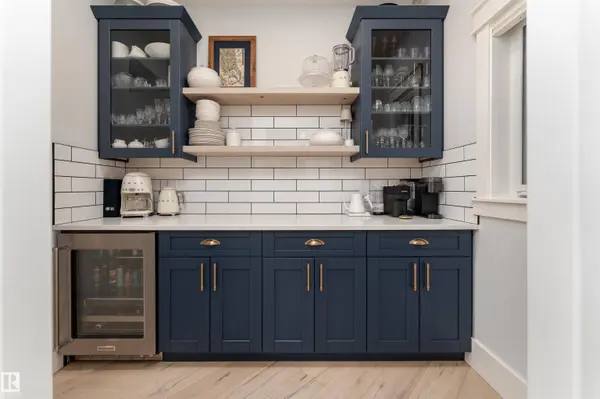 10831 65 AV NW, Edmonton, AB T6H 1V8