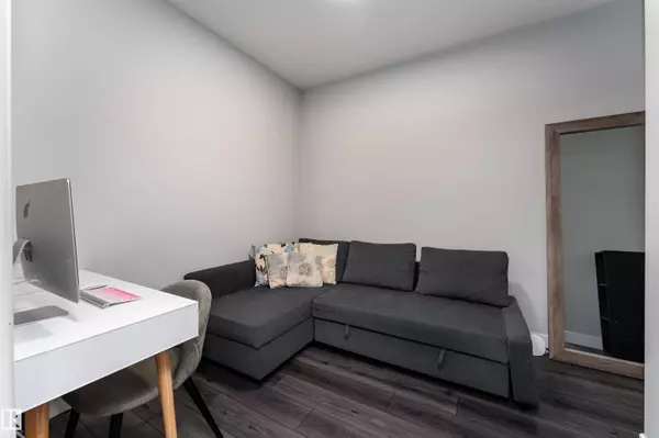 17713 73A ST NW, Edmonton, AB T5Z 0T1