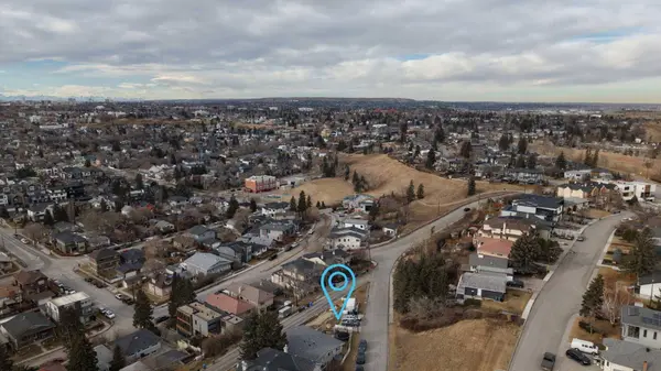205 Thomson AVE NE, Calgary, AB T2E 5B7