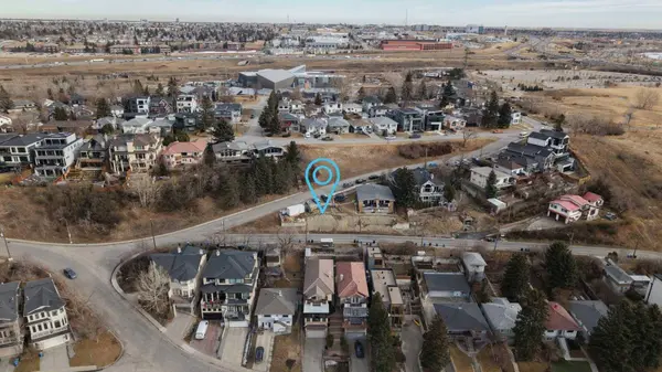 205 Thomson AVE NE, Calgary, AB T2E 5B7