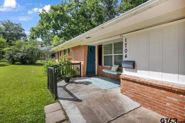 1704 Oakwood Drive, Troup, TX 75789