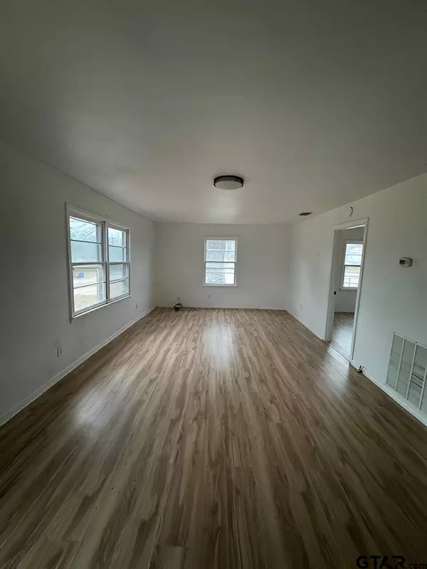 204 W Phillips St, Arp, TX 75750