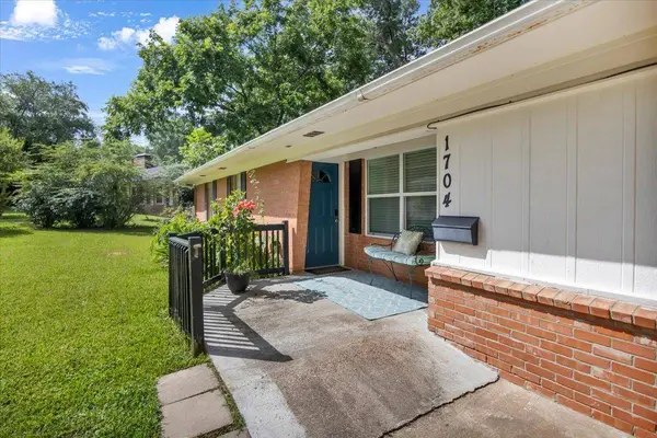 1704 Oakwood Drive, Troup, TX 75789