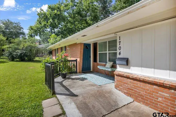 1704 Oakwood Drive, Troup, TX 75789