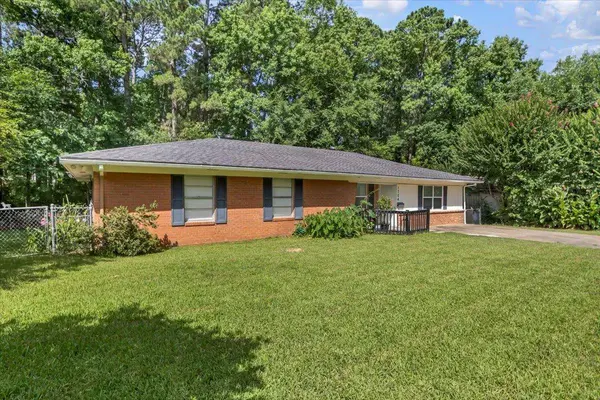 1704 Oakwood Drive, Troup, TX 75789