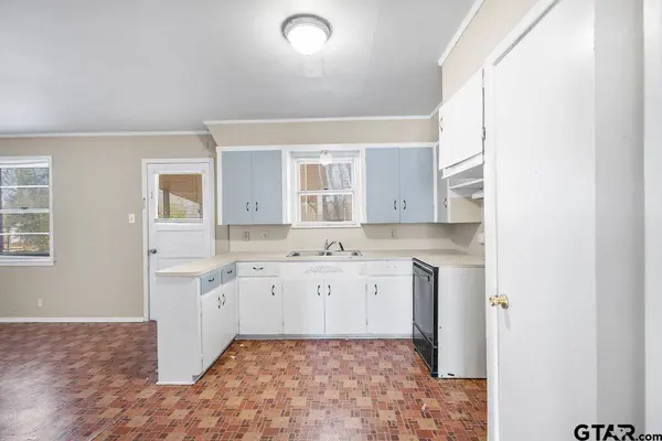 201 Woodbine, Palestine, TX 75803