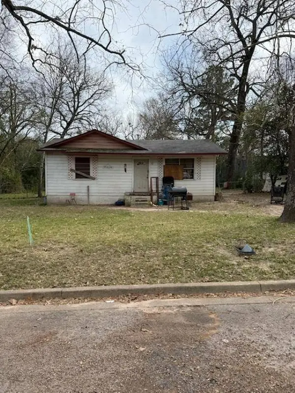 1108 W Noble Street, Troup, TX 75789