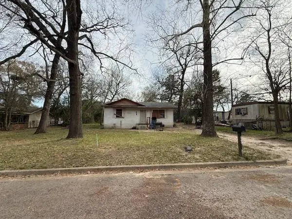 1108 W Noble Street, Troup, TX 75789