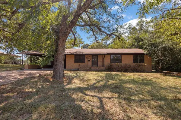1704 W Duval Street, Troup, TX 75789