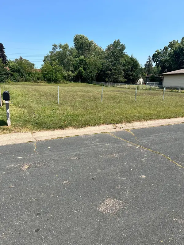 3XX Belmont LN E, Maplewood, MN 55117