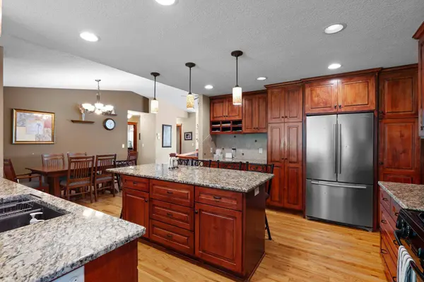 11512 Dale RD, Woodbury, MN 55129