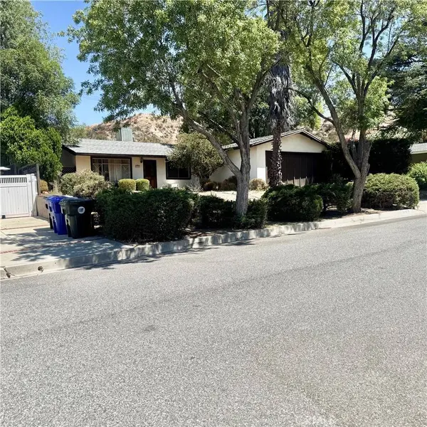 22465 Los Rogues, Saugus, CA 91350