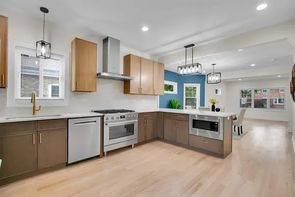 4036 W Warwick Ave, Chicago, IL 60641-3142
