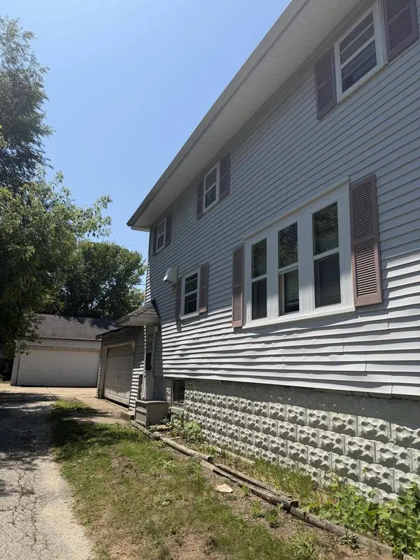1331 E Saveland AVENUE, Milwaukee, WI 53207