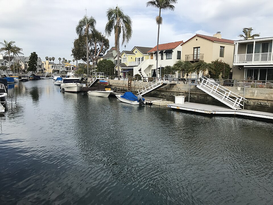 Strolling_around_Los_Alamitos_(51128440782)
