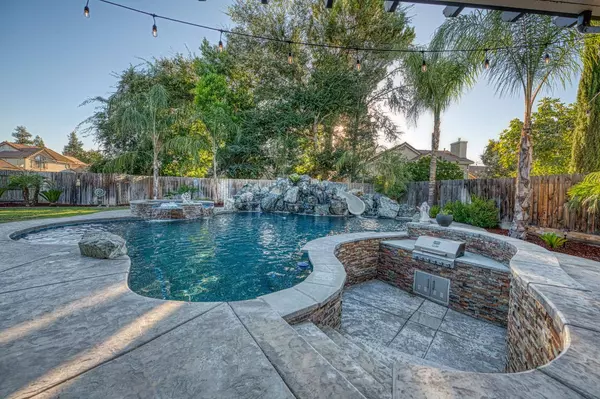 970 N Orangewood AVE, Clovis, CA 93611