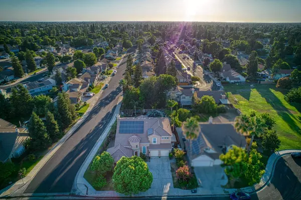 970 N Orangewood AVE, Clovis, CA 93611