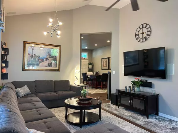 218 W Fallbrook AVE, Clovis, CA 93611