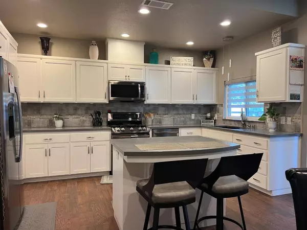 218 W Fallbrook AVE, Clovis, CA 93611