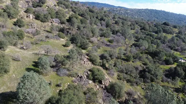 25 Buckaroo LN, Auberry, CA 93602
