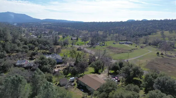 25 Buckaroo LN, Auberry, CA 93602