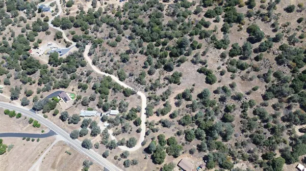 28 Buckaroo LN, Auberry, CA 93602