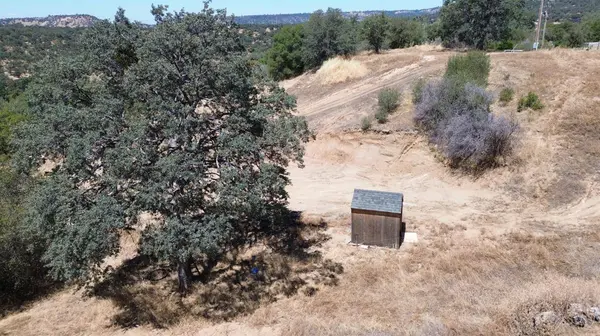 28 Buckaroo LN, Auberry, CA 93602
