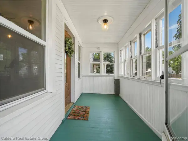 520 E Jarvis Avenue, Hazel Park, MI 48030