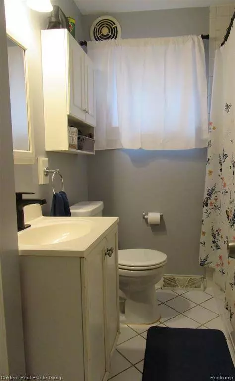 933 E Dallas Avenue, Madison Heights, MI 48071