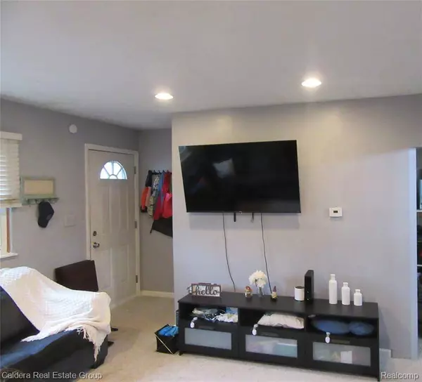 933 E Dallas Avenue, Madison Heights, MI 48071