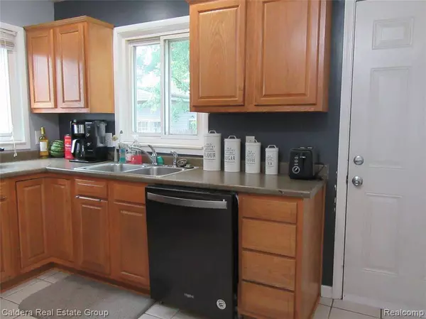 933 E Dallas Avenue, Madison Heights, MI 48071