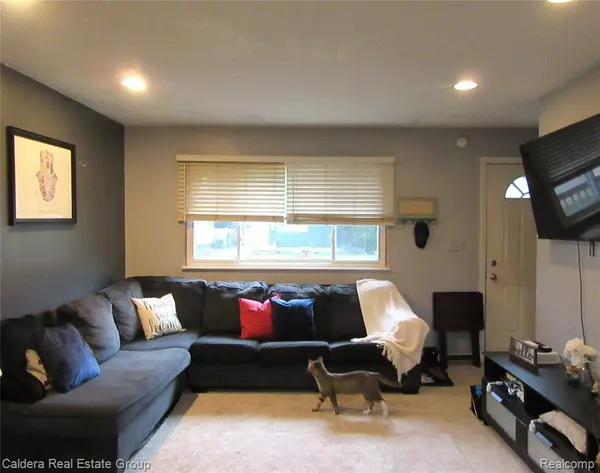 933 E Dallas Avenue, Madison Heights, MI 48071