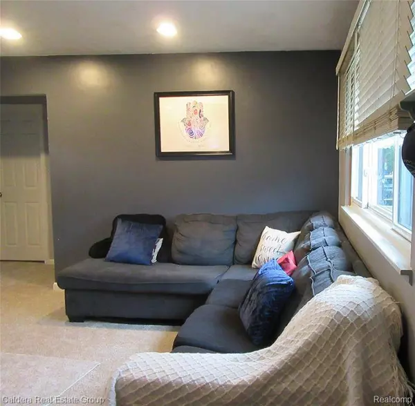 933 E Dallas Avenue, Madison Heights, MI 48071