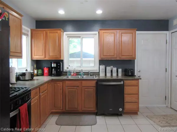 933 E Dallas Avenue, Madison Heights, MI 48071