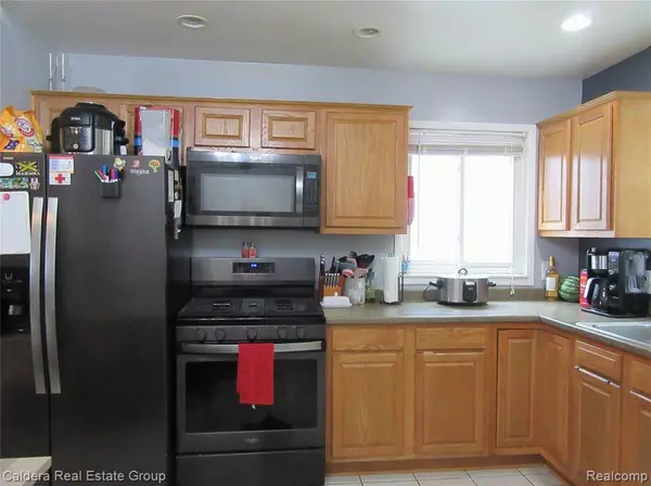 933 E Dallas Avenue, Madison Heights, MI 48071