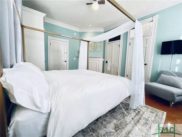 2203 Barnard ST, Savannah, GA 31401