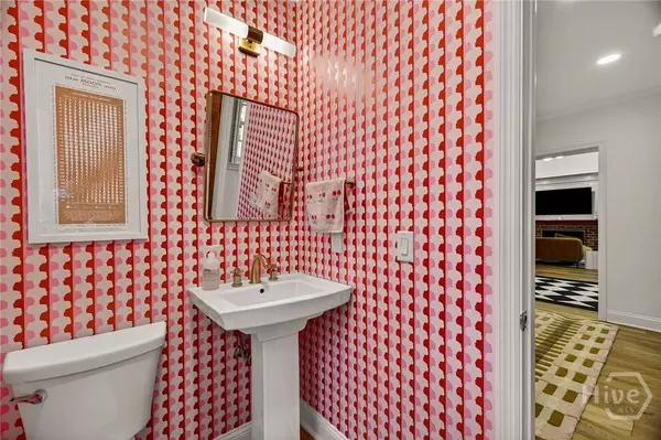 1 E 51st ST, Savannah, GA 31405