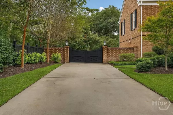 1 E 51st ST, Savannah, GA 31405