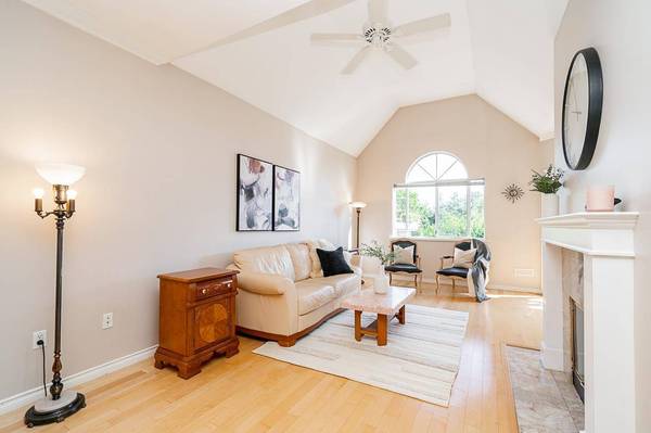 25 Richmond ST #201, New Westminster, BC V3L 5P9