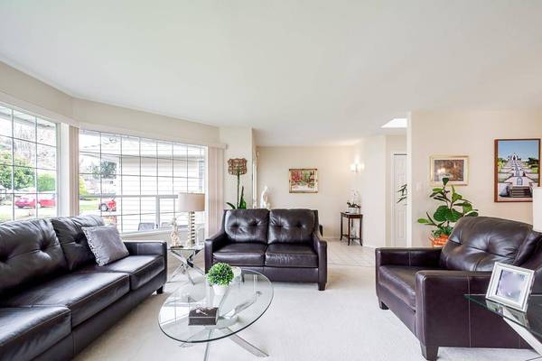 13560 15a AVE, Surrey, BC V4A 8Z9