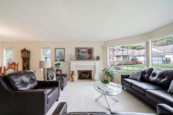 13560 15a AVE, Surrey, BC V4A 8Z9