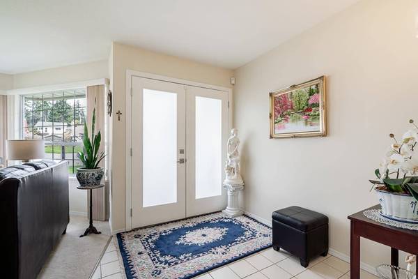 13560 15a AVE, Surrey, BC V4A 8Z9