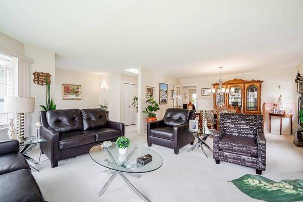 13560 15a AVE, Surrey, BC V4A 8Z9