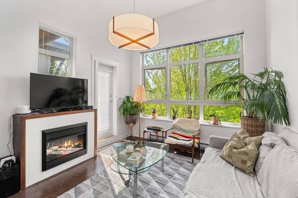 15988 26 AVE #406, Surrey, BC V3Z 5K3