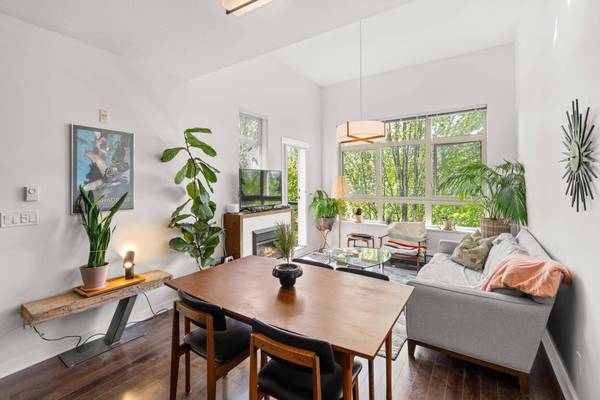 15988 26 AVE #406, Surrey, BC V3Z 5K3