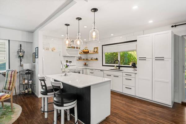 20553 43a AVE, Langley, BC V3A 3C7