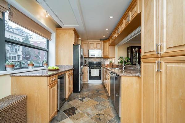 1233 Beach AVE #304, Vancouver, BC V6E 1V4