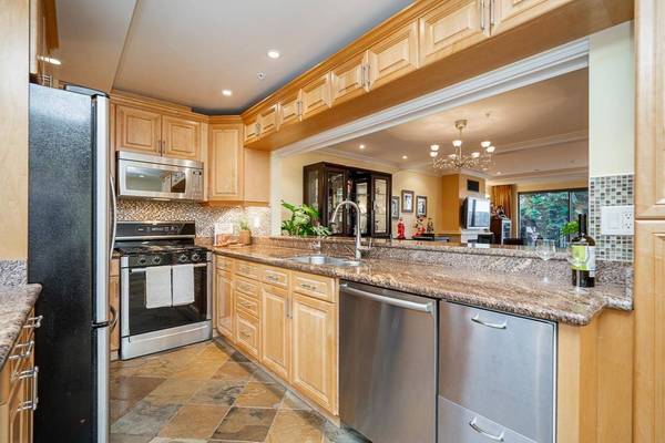 1233 Beach AVE #304, Vancouver, BC V6E 1V4