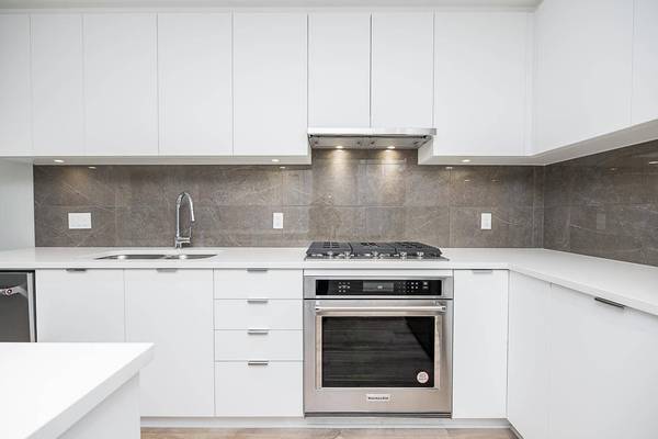 615 Cottonwood AVE #202, Coquitlam, BC V3J 2S5