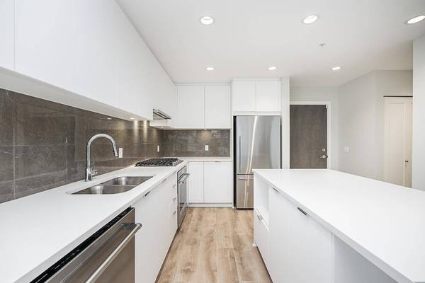 615 Cottonwood AVE #202, Coquitlam, BC V3J 2S5